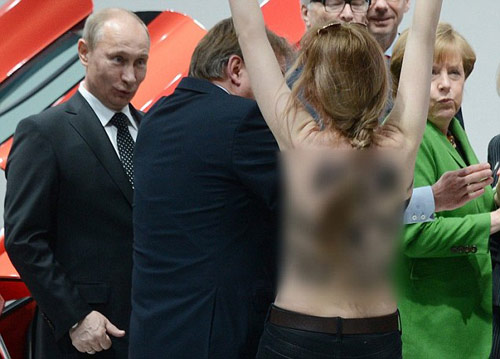 Putin bị phụ nữ khỏa thân ‘tấn công’ tại gian hàng Volkswagen - 1