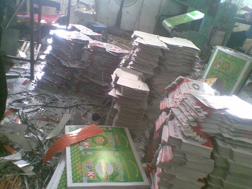 Đột nhập 'ổ' làm tem rởm cho mũ bảo hiểm - 2