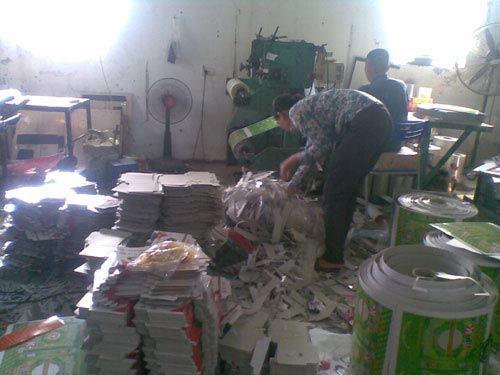 Đột nhập 'ổ' làm tem rởm cho mũ bảo hiểm - 3