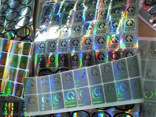 Đột nhập 'ổ' làm tem rởm cho mũ bảo hiểm - 4