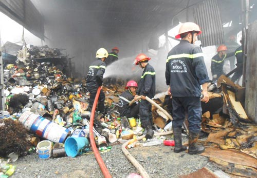 Chiết xăng để bán làm cháy 3 ngôi nhà - 2