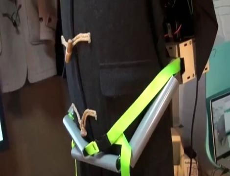 Nhật: Áo khoác tạo cảm giác "bạn gái ôm" - 2