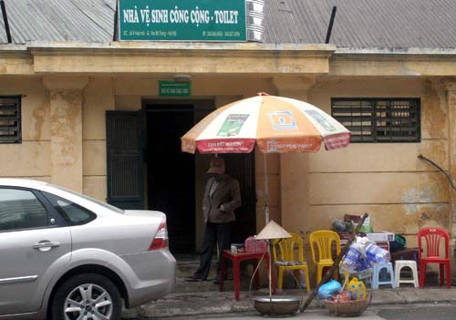 Bám toilet công cộng để kiếm sống - 3