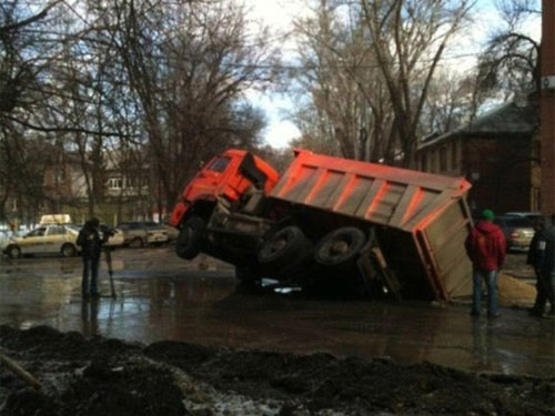 Nga: Một thành phố đang bị "nuốt sống" - 7