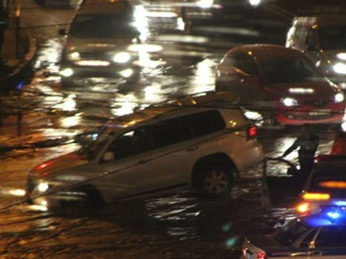 Nga: Một thành phố đang bị "nuốt sống" - 8