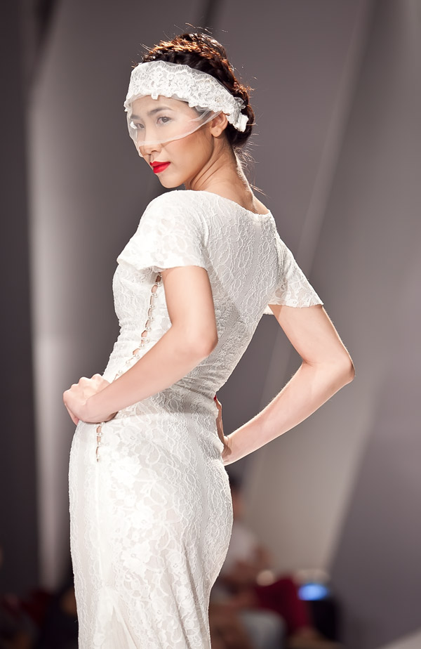 Hà Anh diện váy ren đỏ rực - 7