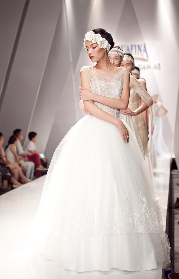 Hà Anh diện váy ren đỏ rực - 5