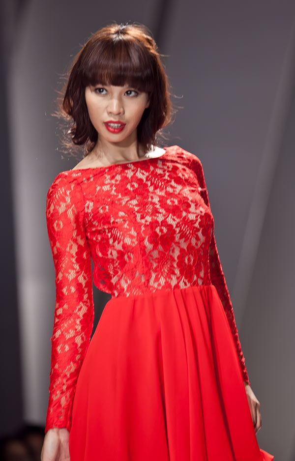 Hà Anh diện váy ren đỏ rực - 3