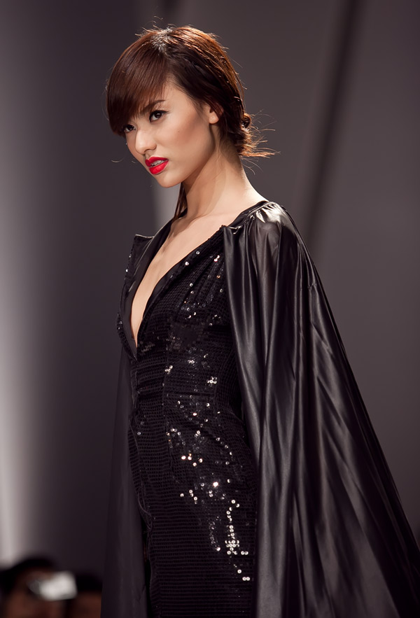 Hà Anh diện váy ren đỏ rực - 6