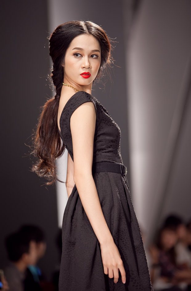 Hà Anh diện váy ren đỏ rực - 11