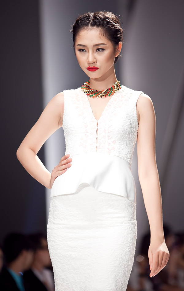 Hà Anh diện váy ren đỏ rực - 12