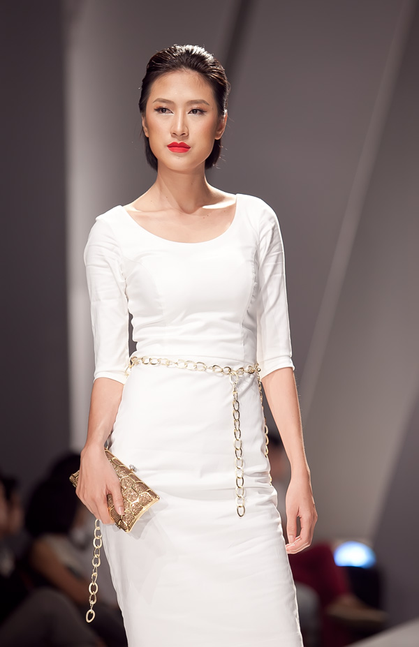 Hà Anh diện váy ren đỏ rực - 9