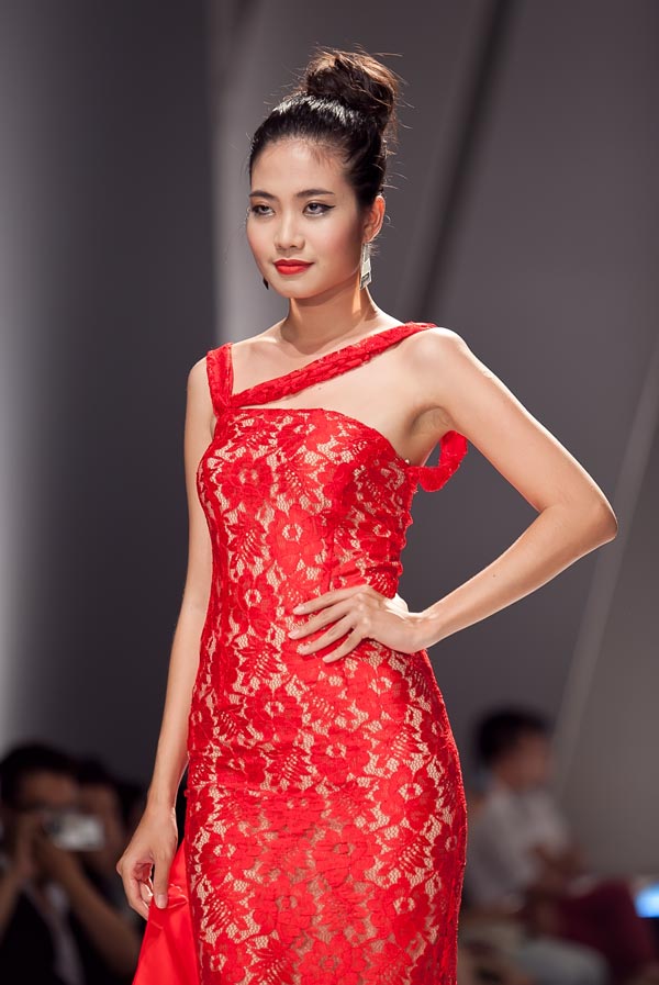 Hà Anh diện váy ren đỏ rực - 10