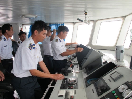 Cảnh sát biển VN "truy" tàu lạ Biển Đông - 3