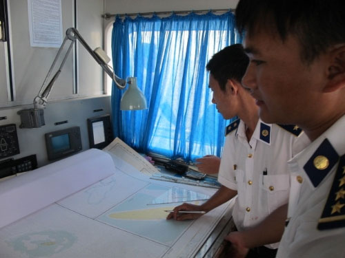 Cảnh sát biển VN "truy" tàu lạ Biển Đông - 4