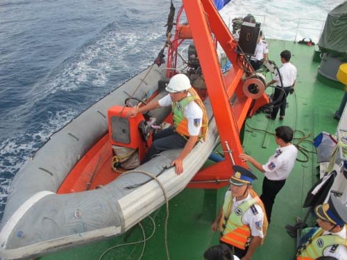 Cảnh sát biển VN "truy" tàu lạ Biển Đông - 5