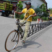 Tin tức trong ngày - Indonesia: Xe đạp dài 13m cho một người lái