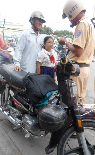 TPHCM: Ngày đầu phạt không đội MBH cho trẻ - 2