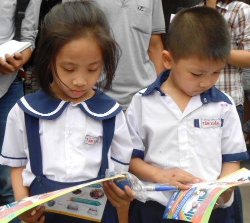 TPHCM: Ngày đầu phạt không đội MBH cho trẻ - 3