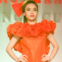 Xu hướng thời trang - Yến Trang lóng ngóng diễn catwalk