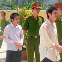 Pháp luật - 2 gã say cùng hiếp dâm bé gái