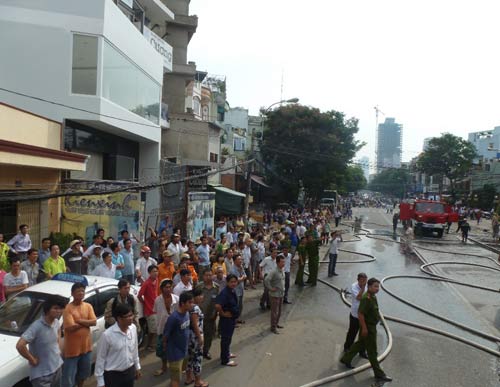 TP.HCM: Bà hỏa thiêu rụi tiệm sửa xe - 4