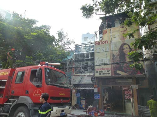 TP.HCM: Bà hỏa thiêu rụi tiệm sửa xe - 2