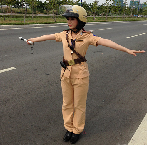 "Cô gái Trung Hoa" bất ngờ làm cảnh sát - 1