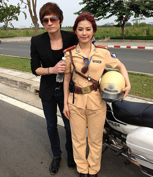 "Cô gái Trung Hoa" bất ngờ làm cảnh sát - 12