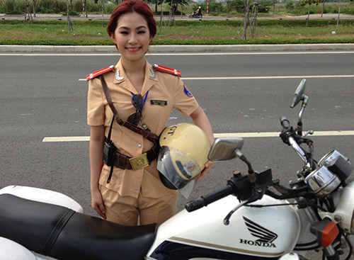 "Cô gái Trung Hoa" bất ngờ làm cảnh sát - 5