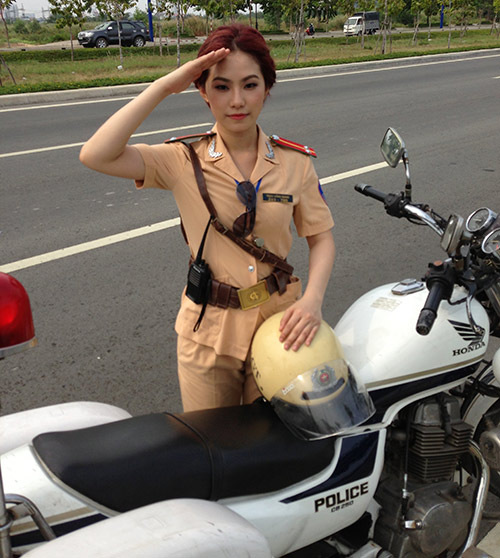 "Cô gái Trung Hoa" bất ngờ làm cảnh sát - 6