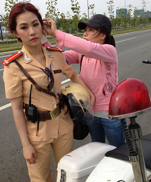 "Cô gái Trung Hoa" bất ngờ làm cảnh sát - 13