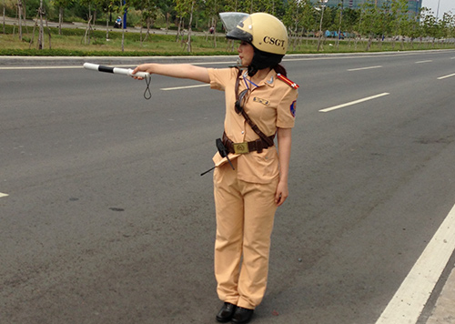 "Cô gái Trung Hoa" bất ngờ làm cảnh sát - 2