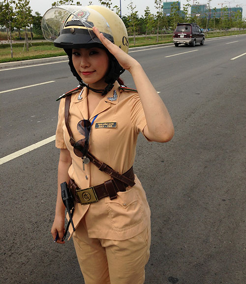 "Cô gái Trung Hoa" bất ngờ làm cảnh sát - 7