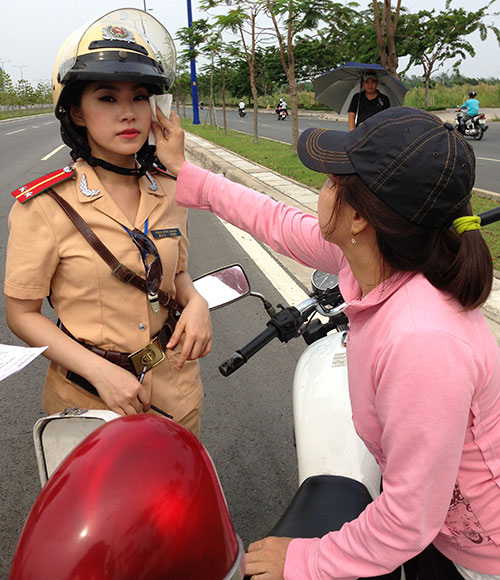 "Cô gái Trung Hoa" bất ngờ làm cảnh sát - 14