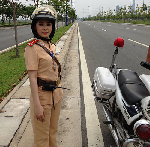 "Cô gái Trung Hoa" bất ngờ làm cảnh sát - 8