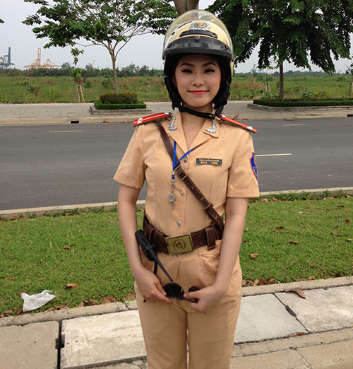 "Cô gái Trung Hoa" bất ngờ làm cảnh sát - 9
