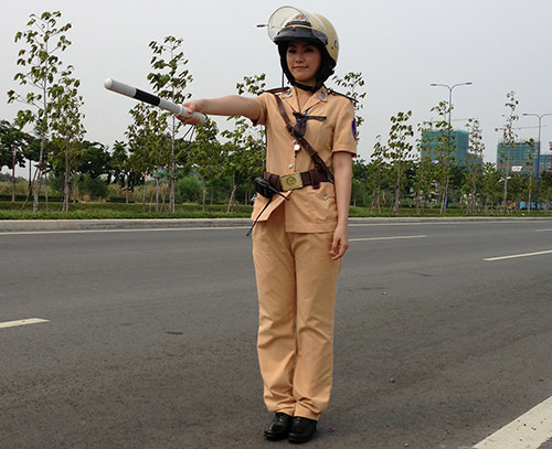 "Cô gái Trung Hoa" bất ngờ làm cảnh sát - 3