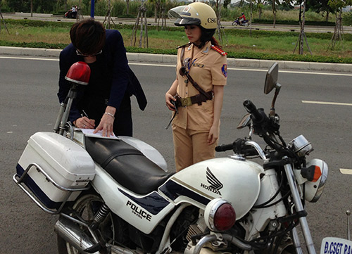 "Cô gái Trung Hoa" bất ngờ làm cảnh sát - 10