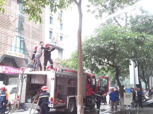 Hà Nội: Cửa hàng váy cưới bị thiêu rụi - 4