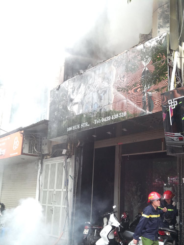 Hà Nội: Cửa hàng váy cưới bị thiêu rụi - 2