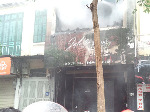 Hà Nội: Cửa hàng váy cưới bị thiêu rụi - 3