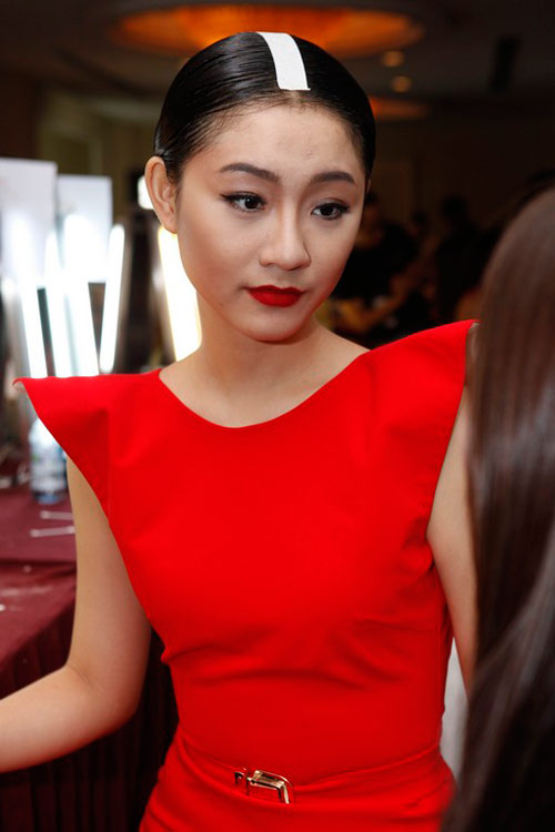 Dàn mẫu căng thẳng ở hậu trường F show - 9