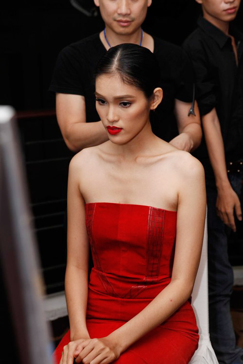 Dàn mẫu căng thẳng ở hậu trường F show - 17
