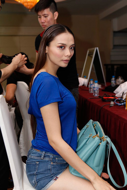 Dàn mẫu căng thẳng ở hậu trường F show - 13