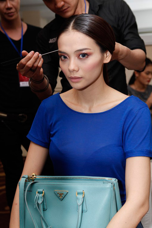 Dàn mẫu căng thẳng ở hậu trường F show - 14