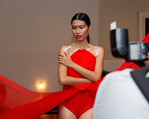 Dàn mẫu căng thẳng ở hậu trường F show - 5