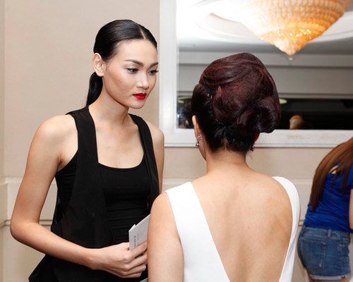 Dàn mẫu căng thẳng ở hậu trường F show - 7