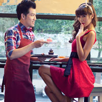 Người mẫu - Hoa hậu - Hà Anh được "trai đẹp" tặng bánh kem