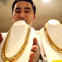 Tài chính - Bất động sản - Người Nhật rồng rắn đi bán vàng